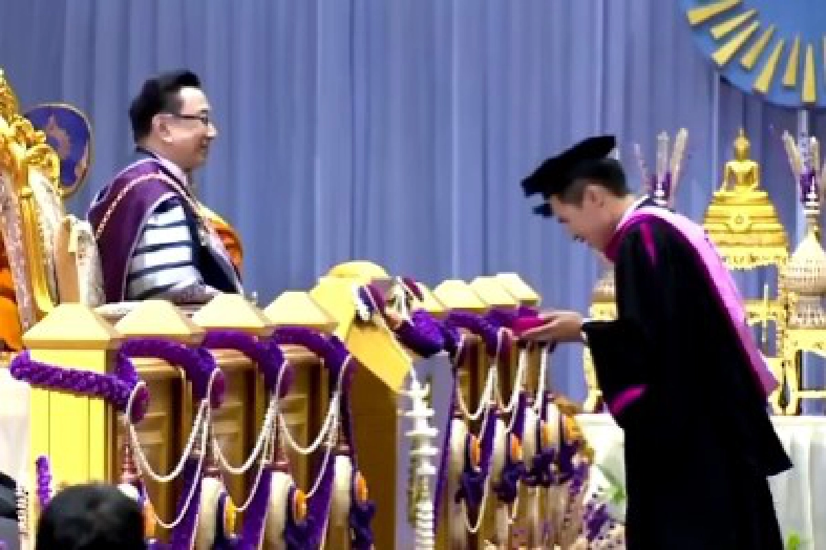 บัณฑิต ม.รังสิต หันไปยิ้มใส่กล้อง พร้อมหมุนฟูลเทิร์นลงเวที