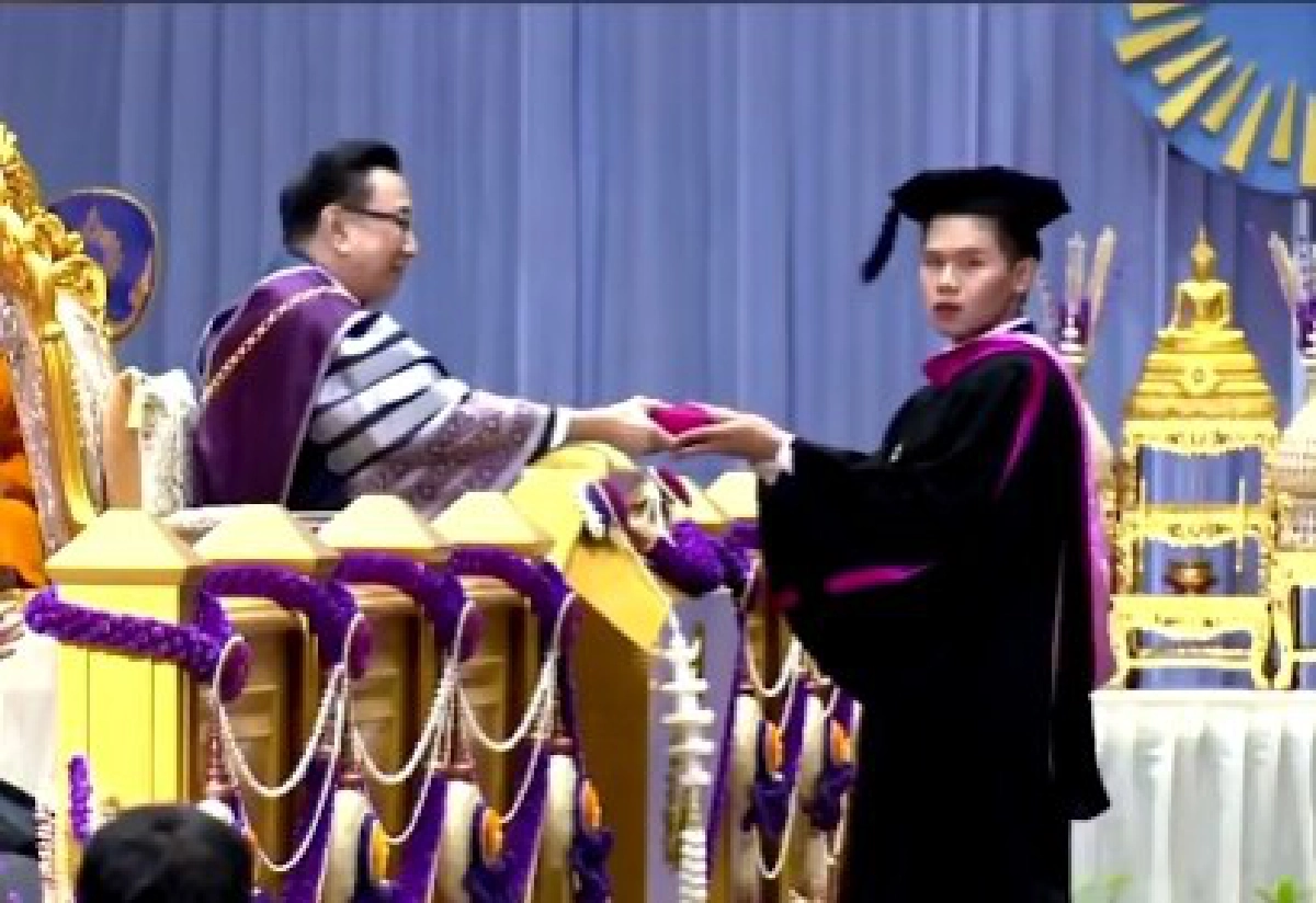 บัณฑิต ม.รังสิต หันไปยิ้มใส่กล้อง พร้อมหมุนฟูลเทิร์นลงเวที