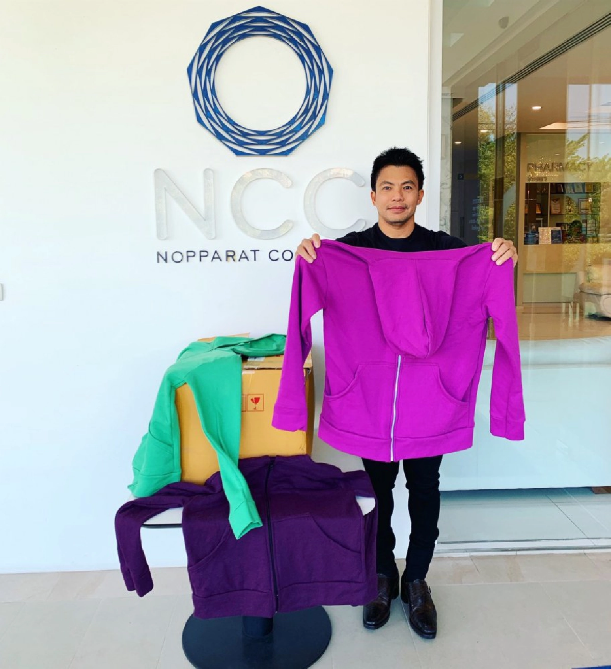 'หมอสอง' น้ำใจงา ขนผ้าห่มเสื้อกันหนาวไปคลายหนาวชาวเพชรบูรณ์