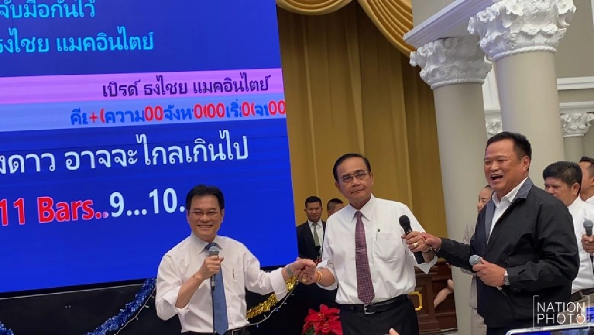 นายกฯครวญเพลง ร่วมวงมื้อเที่ยงสื่อทำเนียบฯ