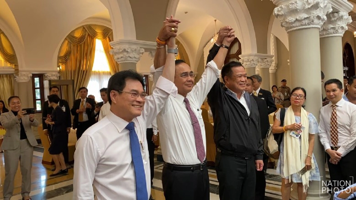 นายกฯครวญเพลง ร่วมวงมื้อเที่ยงสื่อทำเนียบฯ