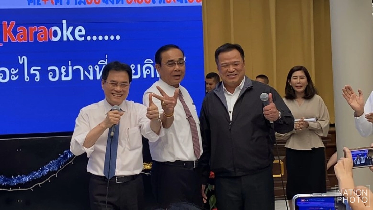 นายกฯครวญเพลง ร่วมวงมื้อเที่ยงสื่อทำเนียบฯ