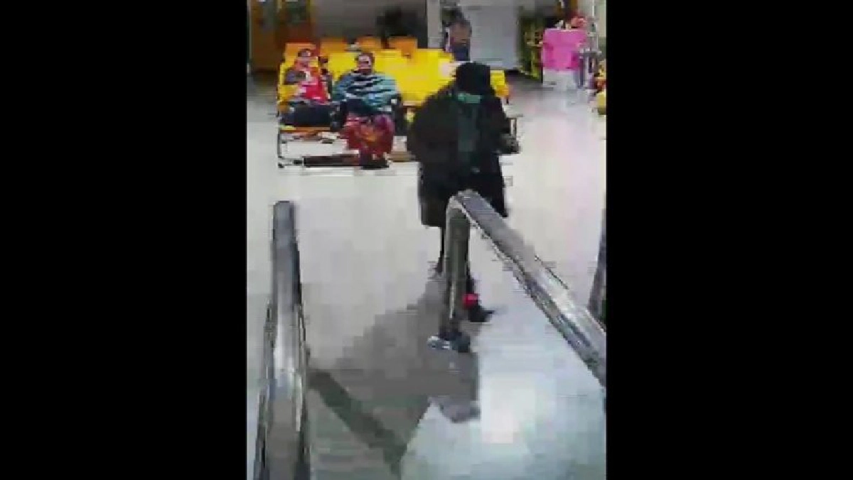 กล้องวงจรปิดจับภาพสมคิดขณะซื้อตั๋วที่สถานีรถไฟบุรีรัมย์ 