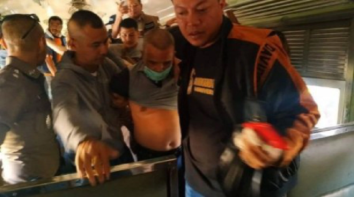 เจ้าหน้าที่ตำรวจพบอาวุธที่นายสมคิดพกติดตัวตลอดเวลา