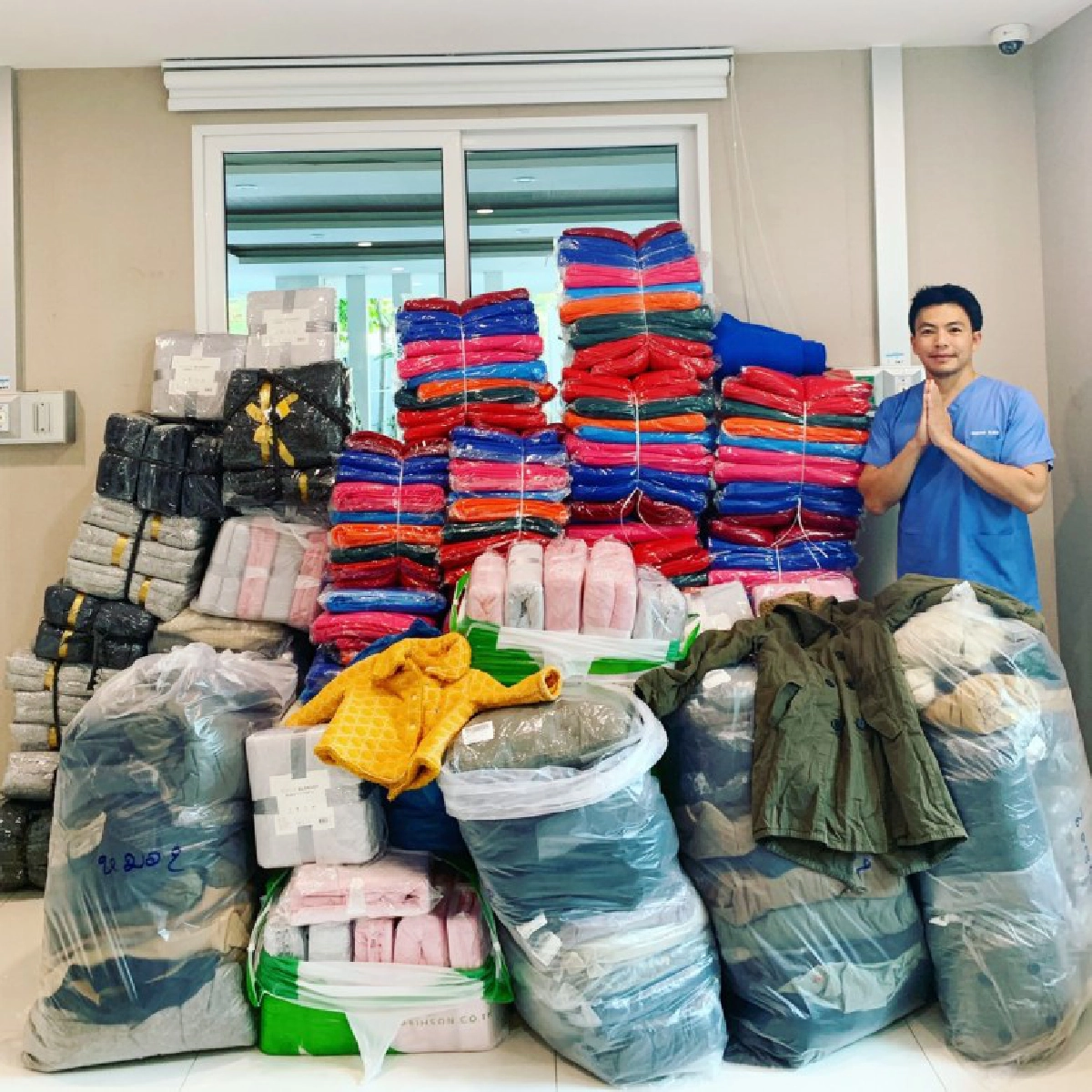 'หมอสอง' น้ำใจงา ขนผ้าห่มเสื้อกันหนาวไปคลายหนาวชาวเพชรบูรณ์