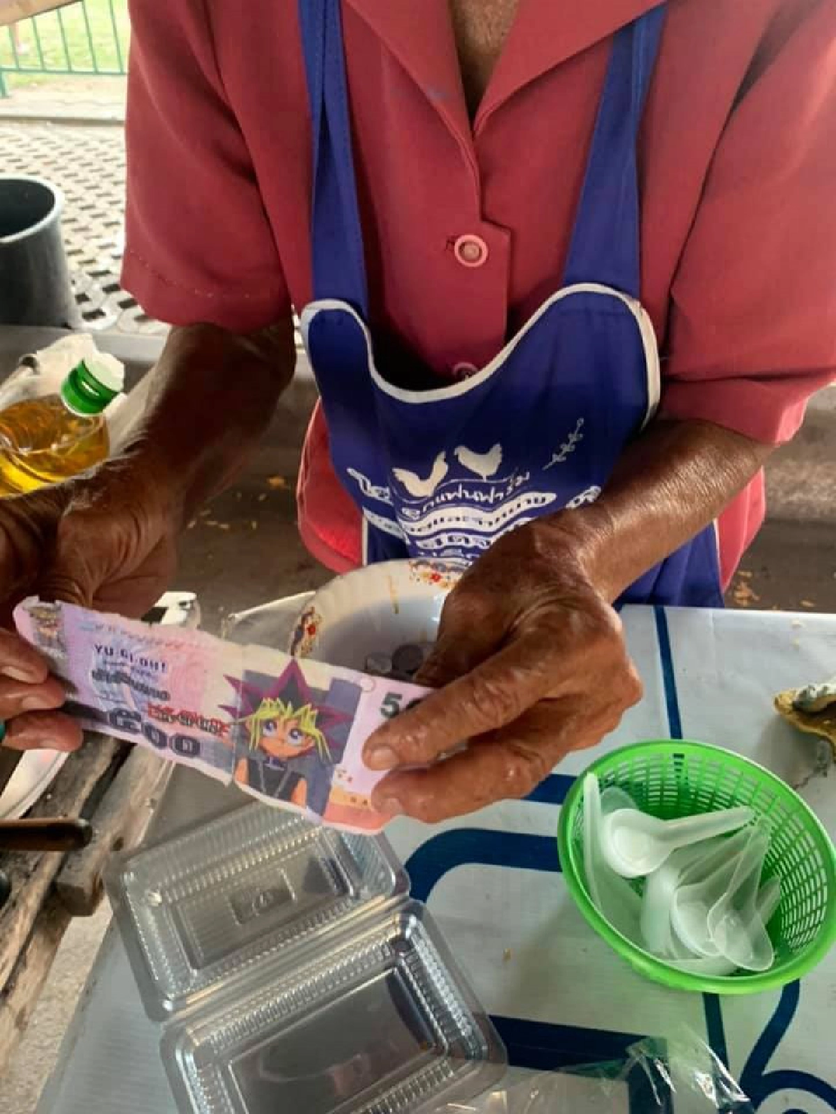 สาวสุดแสบ พับแบงค์กาโม่มาซื้อข้าวกับคุณยายแล้วชิ่งหนี