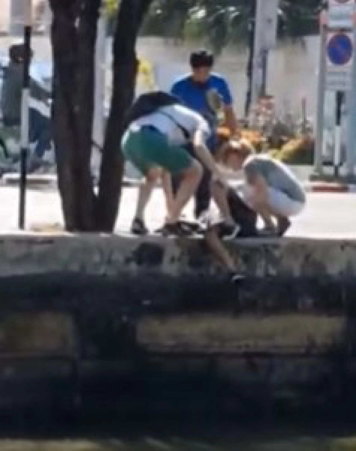 แห่ชื่นชม 2 นักท่องเที่ยว ช่วยคนตกน้ำ