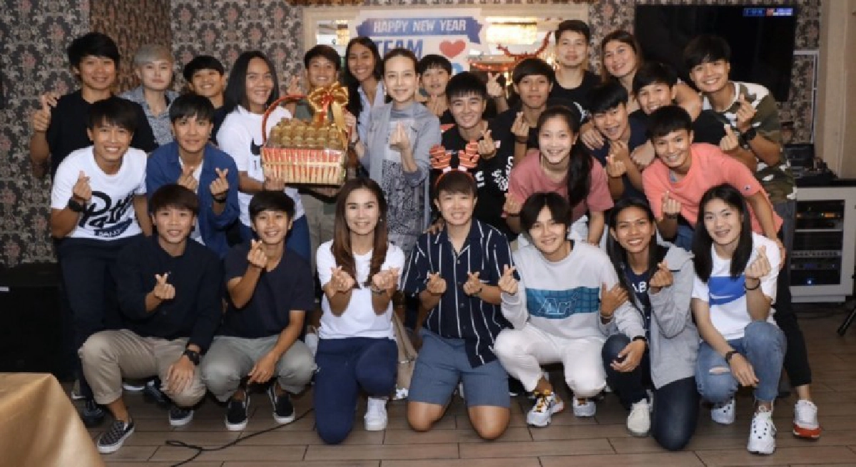 มาดามแป้งเลี้ยงปีใหม่ชบาแก้ว มาดามแป้งเลี้ยงปีใหม่ชบาแก้ว