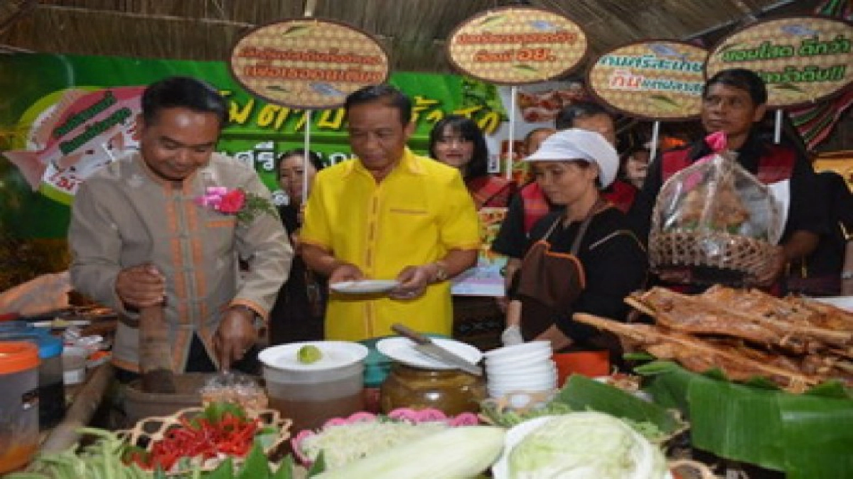 ผู้ว่าฯศรีสะเกษตำส้มตำปลาร้าสุก รณรงค์ลดการป่วยเสียชีวิตจากมะเร็งท่อน้ำดี