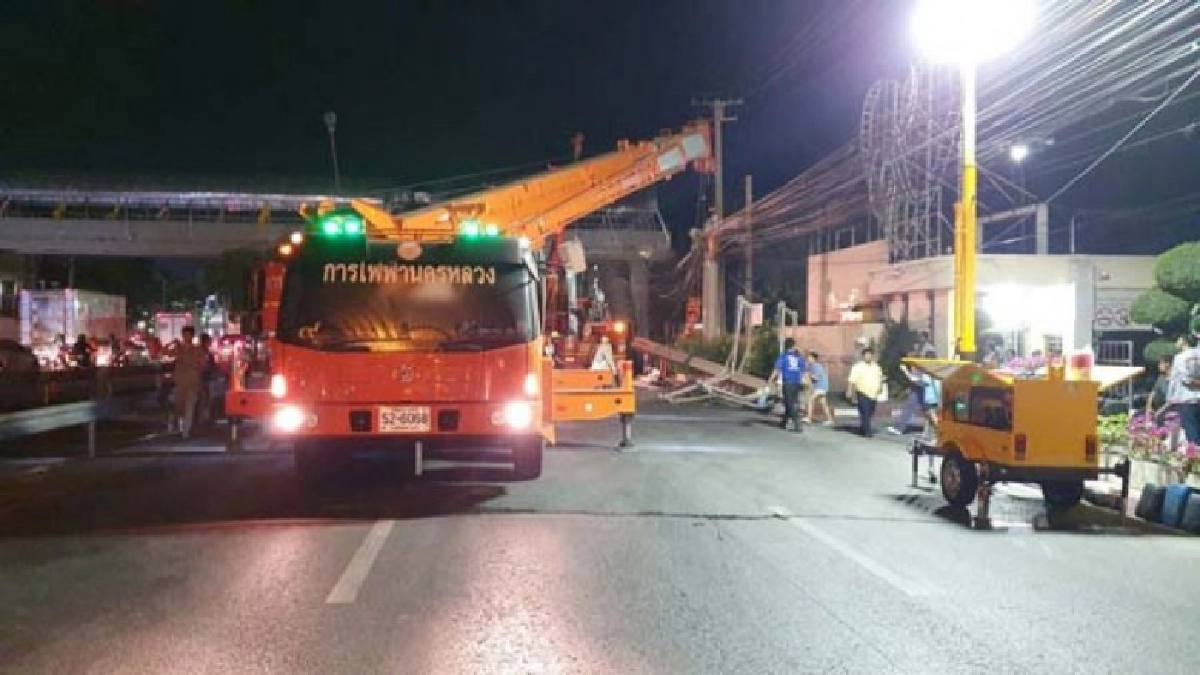 การไฟฟ้าปักเสาไฟแรงสูงและแรงต่ำเสร็จแล้ว เตรียมดึงสายส่งกระแสไฟ และเปิดการจราจรได้ 1 เลน การไฟฟ้าปักเสาไฟแรงสูงและแรงต่ำเสร็จแล้ว เตรียมดึงสายส่งกระแสไฟ และเปิดการจราจรได้ 1 เลน