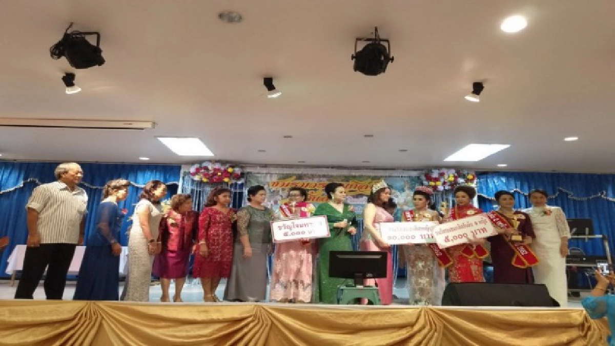 ชมรมวรรณศิลป์ไม่สิ้นสายสัตหีบจิตอาสาจัดงานส่งท้ายปีเก่าต้อนรับปีใหม่ด้วยชุดราตรีสุดสวยของผู้เข้าร่วมงาน ชมรมวรรณศิลป์ไม่สิ้นสายสัตหีบจิตอาสาจัดงานส่งท้ายปีเก่าต้อนรับปีใหม่ด้วยชุดราตรีสุดสวยของผู้เข้าร่วมงาน