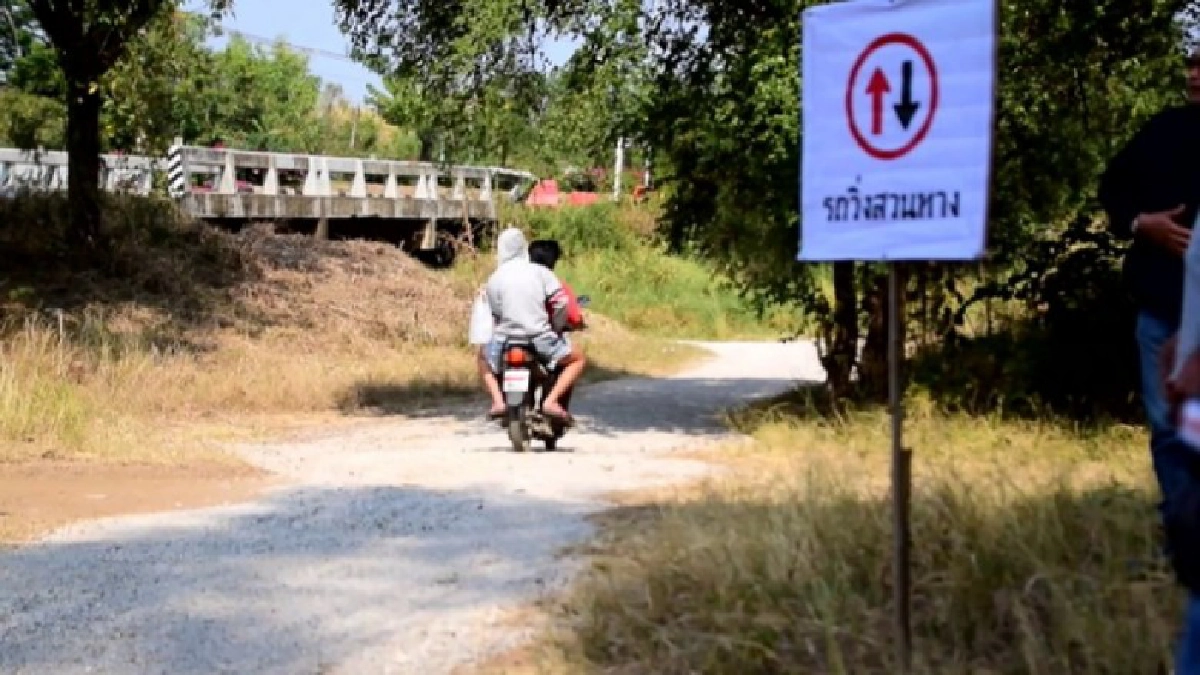 ชาวบ้านช่วยกันปรับพื้นที่ใต้สะพานเป็นจุดกลับรถช่วงปีใหม่ หวังลดอุบัติเหตุ ชาวบ้านช่วยกันปรับพื้นที่ใต้สะพานเป็นจุดกลับรถช่วงปีใหม่ หวังลดอุบัติเหตุ