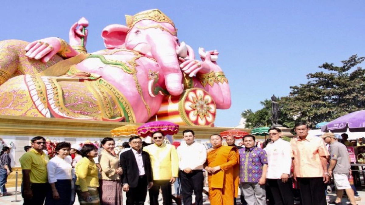 ตรวจเยี่ยมอำนวยความสะดวก พร้อมเข้าสักการะสิ่งศักสิทธิ์