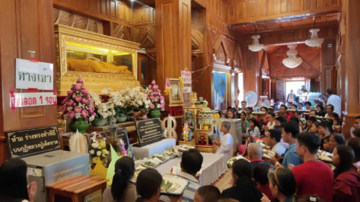 นทท.แห่กราบไหว้ขอพรหลวงปู่สรวง ขอพรปีใหม่