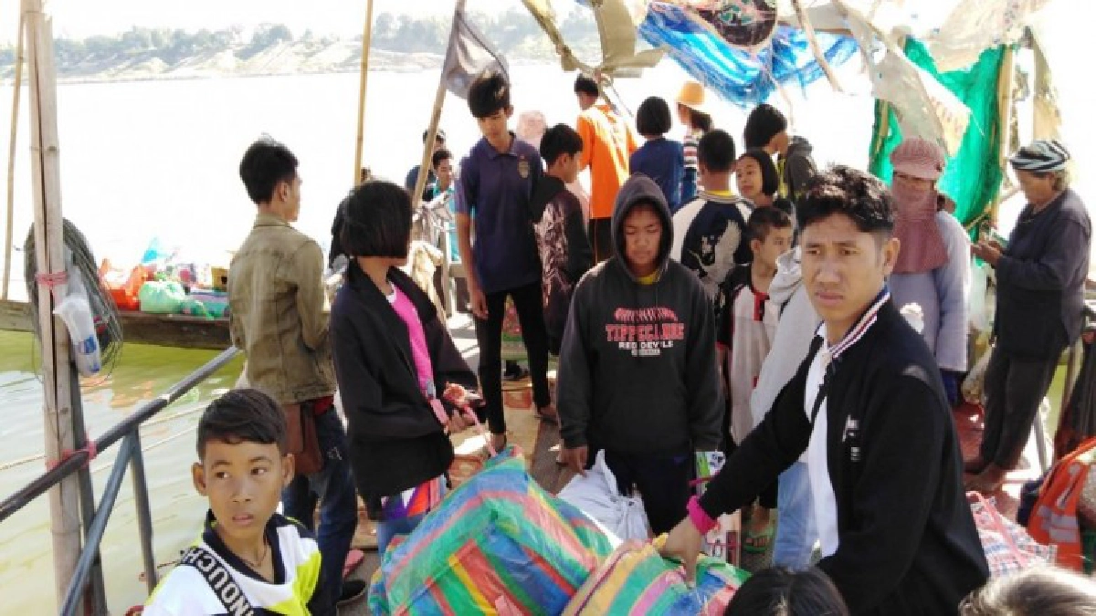 ชาวลาวแห่กลับบ้านฉลองปีใหม่ ชาวลาวแห่กลับบ้านฉลองปีใหม่
