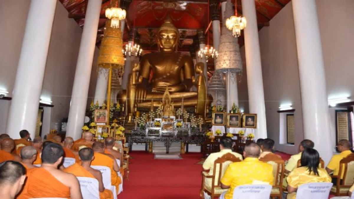 สวดมนต์ข้ามปี พร้อมเชิญประชาชนและ นทท. สวดมนต์ข้ามปี พร้อมเชิญประชาชนและ นทท.