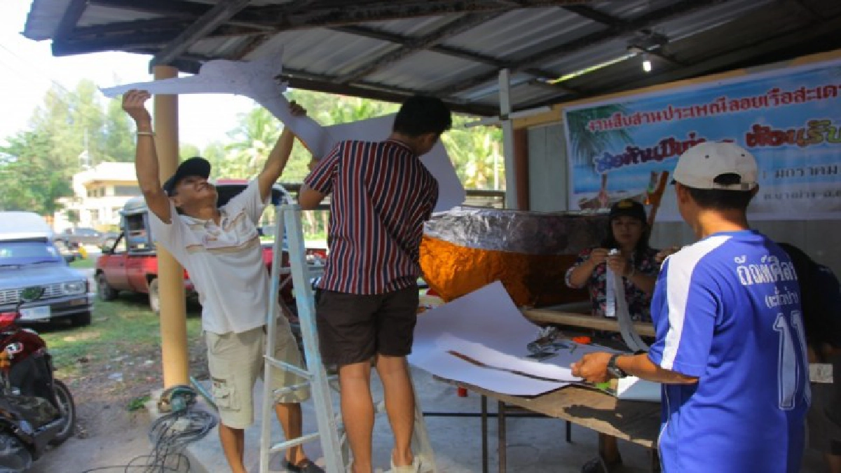 ชาวบ้านริมชายหาดร่วมก้นประดิษฐ์เรือ เตรียมลอยสิ่งไม่ดีในปีเก่าให้หายไปในทะเล