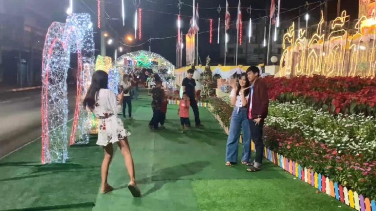 แห่ถ่ายรูปอุโมงค์ไฟ ดอกไม้สวย หน้า สนง.เทศบาล แห่ถ่ายรูปอุโมงค์ไฟ ดอกไม้สวย หน้า สนง.เทศบาล