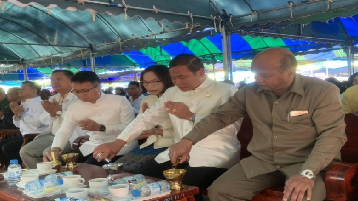 ไทย-กัมพูชา" ร่วมตักบาตร 2 แผ่นดินส่งท้ายปีเก่าและต้อนรับปีใหม่ ไทย-กัมพูชา" ร่วมตักบาตร 2 แผ่นดินส่งท้ายปีเก่าและต้อนรับปีใหม่