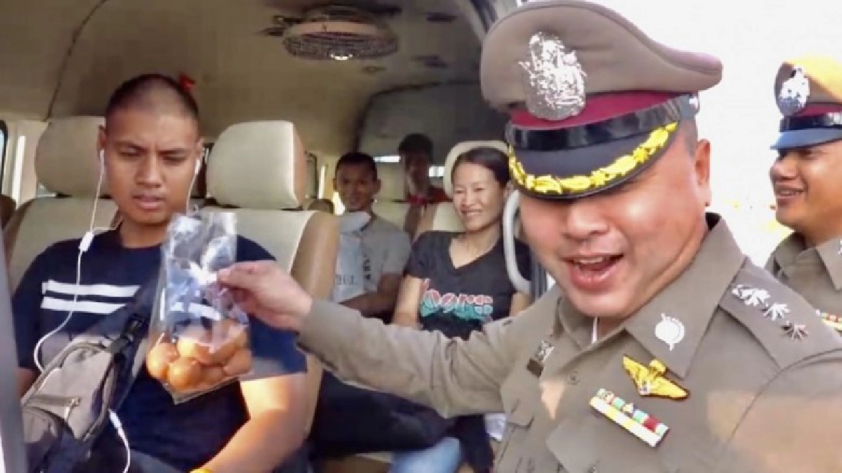 ตำรวจแจกไข่ต้มช่วงเดินทางปีใหม่ ตำรวจแจกไข่ต้มช่วงเดินทางปีใหม่