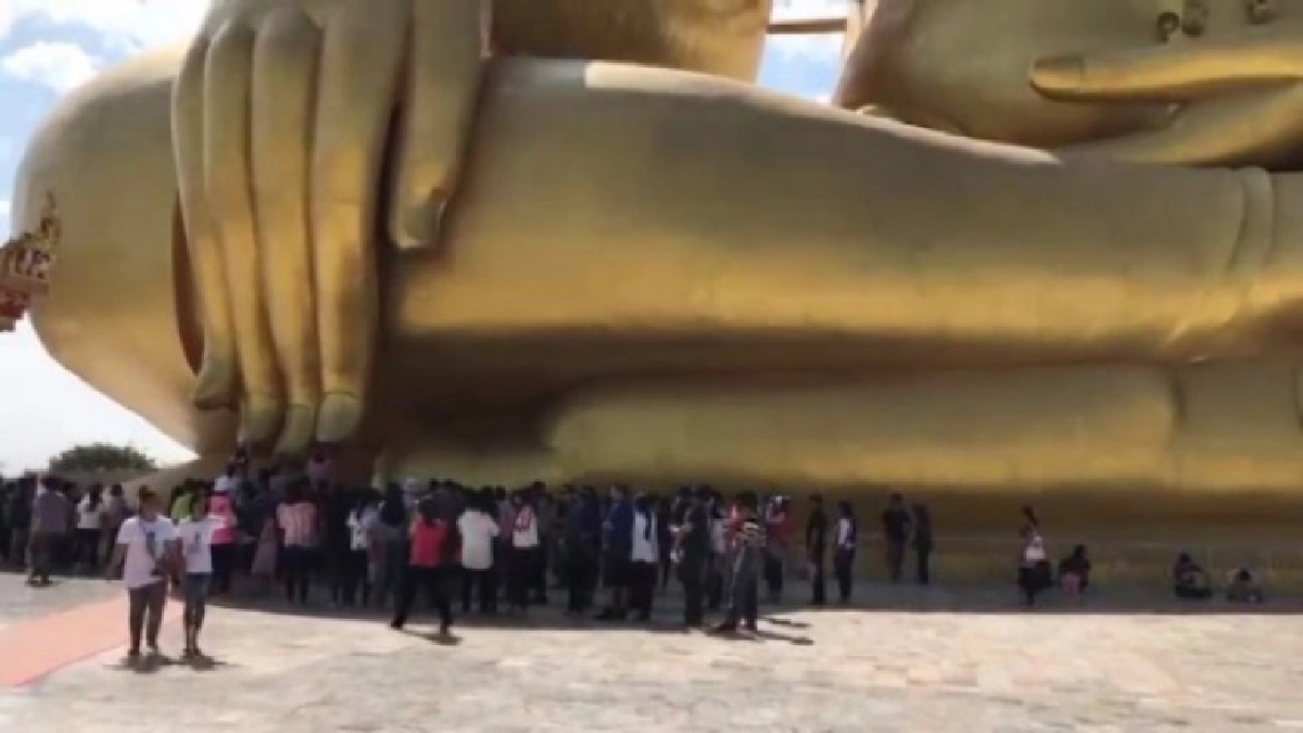 ประชาชนแห่ไหว้พระขอพรหลวงพ่อใหญ่วัดม่วง