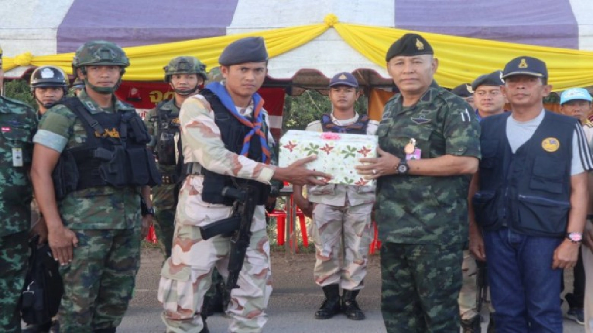 รองแม่ทัพภาคที่4ตรวจเยี่ยมและให้กำลังใจกำลังพลที่ปฏิบัติงานประจำจุดบริการประชาชนช่วงเทศกาลปีใหม่ รองแม่ทัพภาคที่4ตรวจเยี่ยมและให้กำลังใจกำลังพลที่ปฏิบัติงานประจำจุดบริการประชาชนช่วงเทศกาลปีใหม่