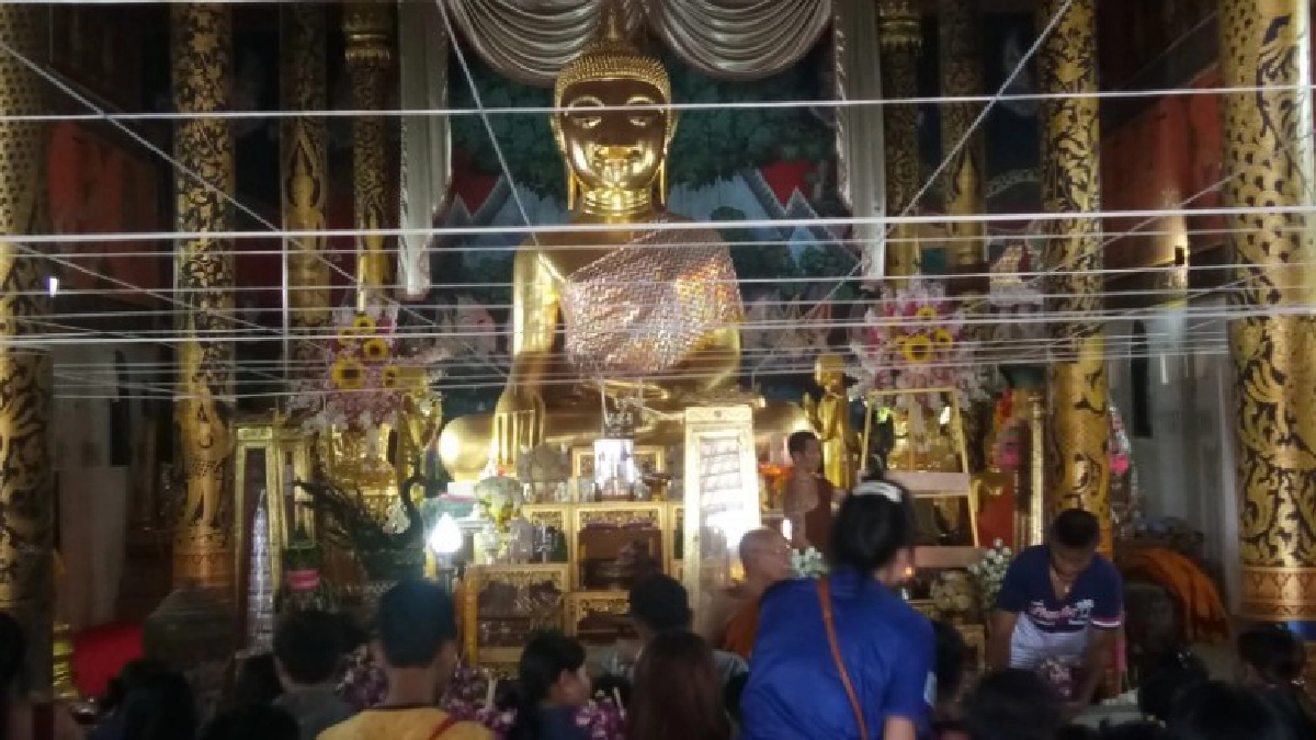 อุบลฯ ผู้คนแน่นวัดเข้ากราบพระเจ้าใหญ่องค์ตื้อ