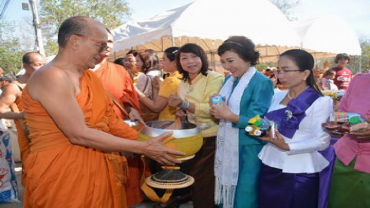 ชาวไทย-เขมรนับพันทำบุญตักบาตรวันขึ้นปีใหม่ 63 อุ้มลูกจูงหลานขอพรหลวงปู่สรวง จ.ศรีสะเกษ ให้โชคดีมีชัย ชาวไทย-เขมรนับพันทำบุญตักบาตรวันขึ้นปีใหม่ 63 อุ้มลูกจูงหลานขอพรหลวงปู่สรวง จ.ศรีสะเกษ ให้โชคดีมีชัย