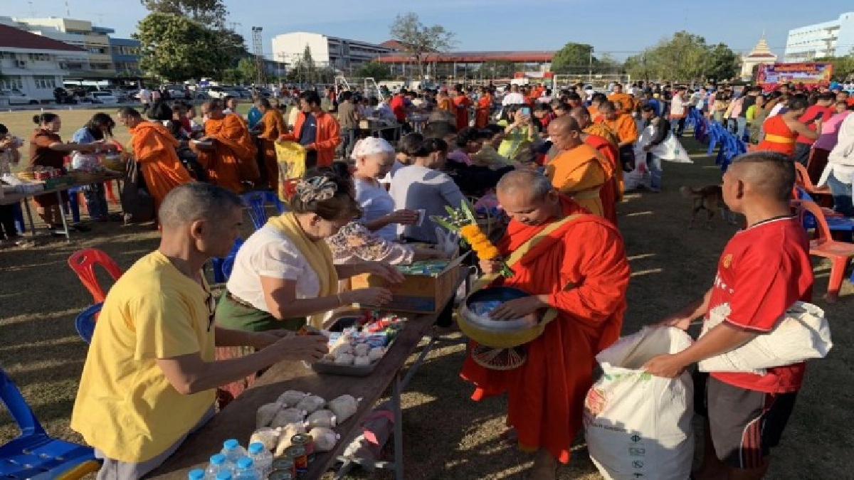 ใส่บาตรปีใหม่ แต่งกายอนุรักษ์ไทย ใส่บาตรปีใหม่ แต่งกายอนุรักษ์ไทย