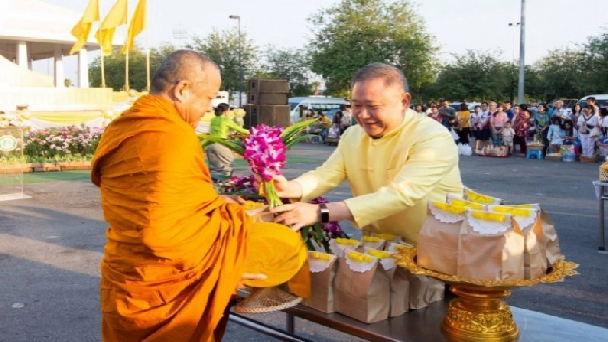 พ่อเมืองแปดริ้วนำข้าราชการประชาชน กว่า 3000 คน ทำบุญตักบาตรเพื่อความเป็นสิริมงคลรับปีใหม่ 2563