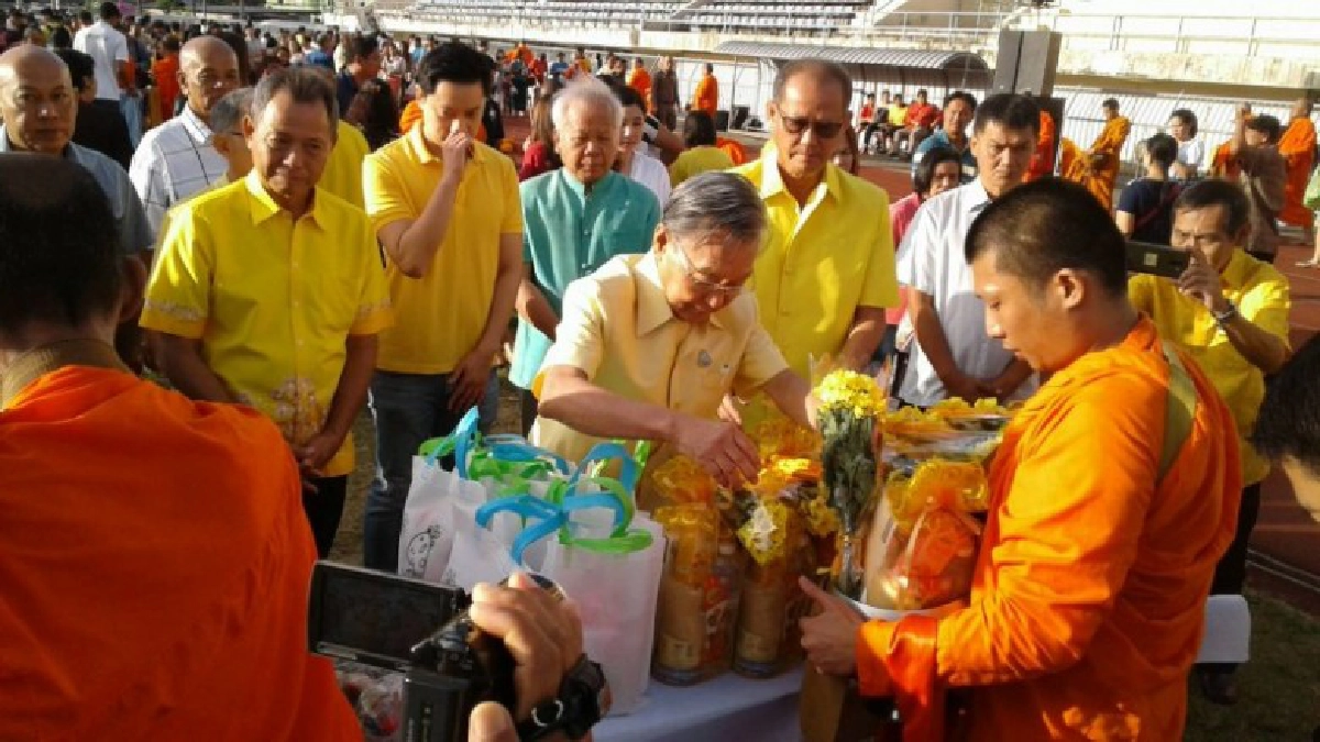 นายหัวชวน นำชาวตรังทำบุญตักบาตรวันขึ้นปีใหม่