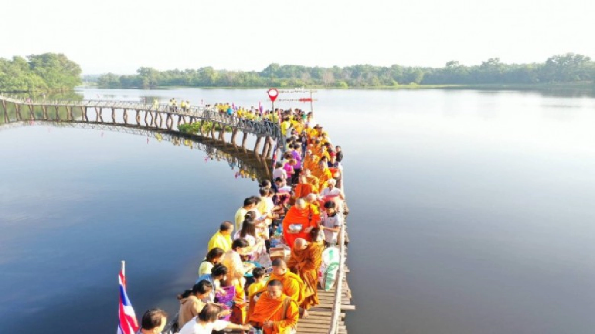 รองผู้ว่าฯ ชุมพร นำชาวพุทธกว่า 500 คนตักบาตรบนสะพานไม้เคี่ยม