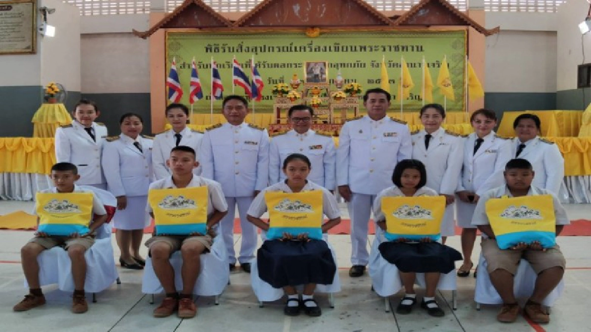 อุบลฯพิธีรับมอบสิ่งอุปกรณ์เครื่องเขียนพระราชทาน อุบลฯพิธีรับมอบสิ่งอุปกรณ์เครื่องเขียนพระราชทาน