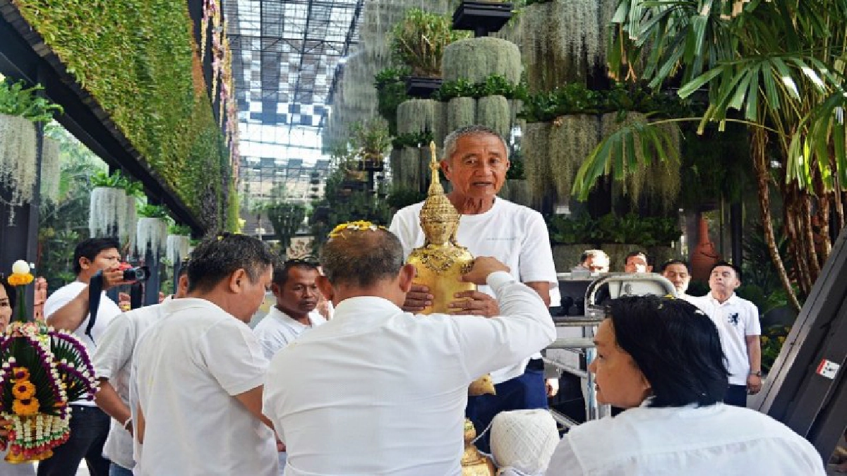 สวนนงนุชพัทยาอัญเชิญพระประจำวันเกิดขึ้นซุ้มสร้างศรัทธาในปชช. สวนนงนุชพัทยาอัญเชิญพระประจำวันเกิดขึ้นซุ้มสร้างศรัทธาในปชช.