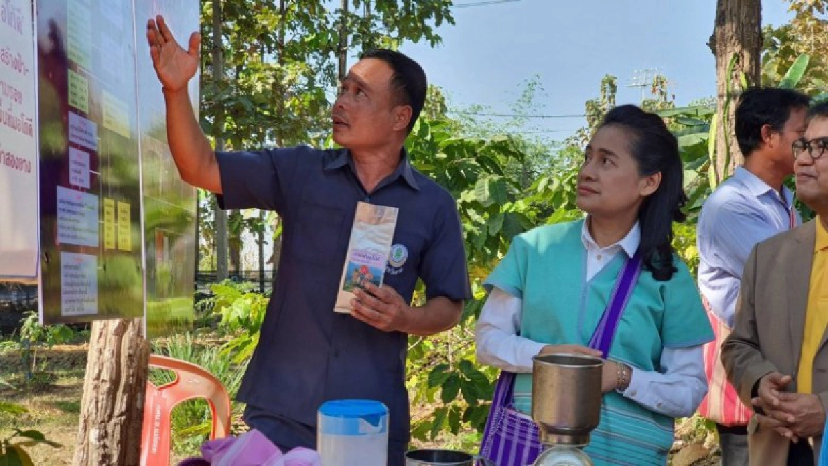 ดร.กนกวรรณวิลาวัลย์ ดูแล-แสดงความห่วงใยครูผู้เสียสละ ดร.กนกวรรณวิลาวัลย์ ดูแล-แสดงความห่วงใยครูผู้เสียสละ