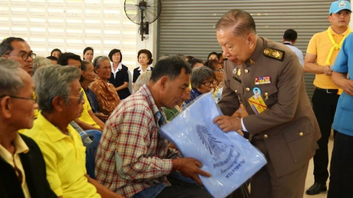 เชิญผ้าห่มกันหนาวพระราชทาน เชิญผ้าห่มกันหนาวพระราชทาน