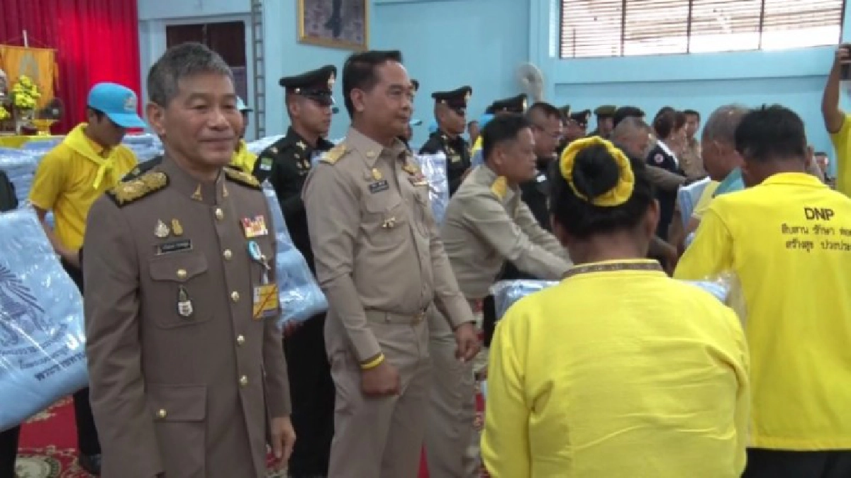เชิญสิ่งของพระราชทานมอบแก่ประชาชนผู้ประสบภัยหนาว เชิญสิ่งของพระราชทานมอบแก่ประชาชนผู้ประสบภัยหนาว
