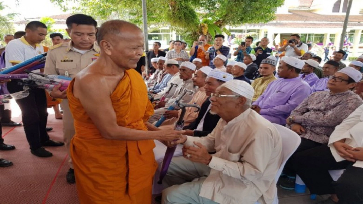 ไทยพุทธ มุสลิมร่วมแสดงมุทิตาจิตในพิธีฉลองอายุวัฒนมงคล ไทยพุทธ มุสลิมร่วมแสดงมุทิตาจิตในพิธีฉลองอายุวัฒนมงคล