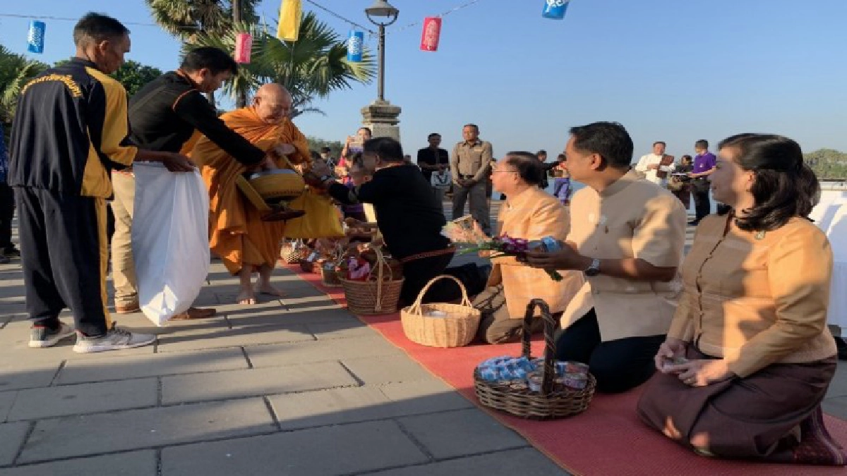 สวมผ้าไทยใส่บาตรทุกวันอังคาร