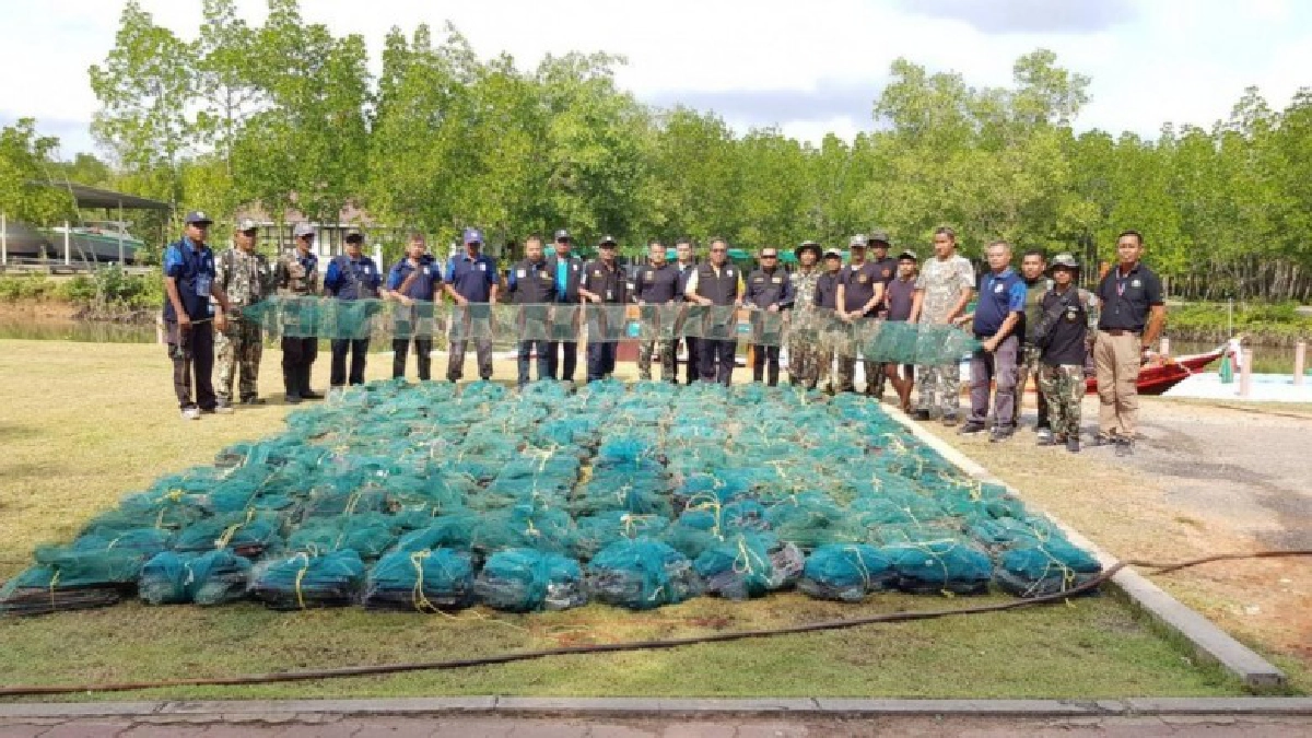 สนธิกำลังตรวจยึดเครื่องมือทำประมงผิด กม.รวม 168 ชุด สนธิกำลังตรวจยึดเครื่องมือทำประมงผิด กม.รวม 168 ชุด