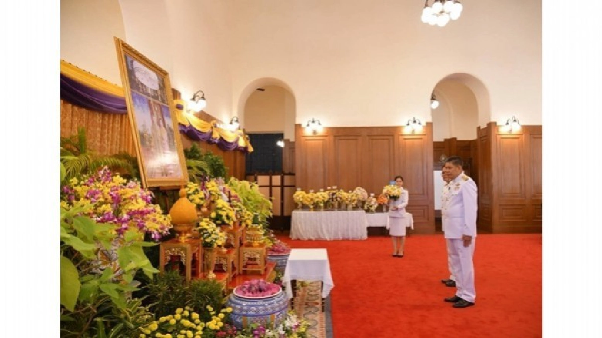 ทีโอที ทูลเกล้าฯ ถวายแจกันดอกไม้หน้าพระบรมฉายาลักษณ์ ทีโอที ทูลเกล้าฯ ถวายแจกันดอกไม้หน้าพระบรมฉายาลักษณ์