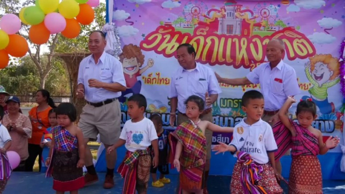 สุดฮาเจ้าหน้าที่อบต.แต่งกายชุดนักเรียน สุดฮาเจ้าหน้าที่อบต.แต่งกายชุดนักเรียน