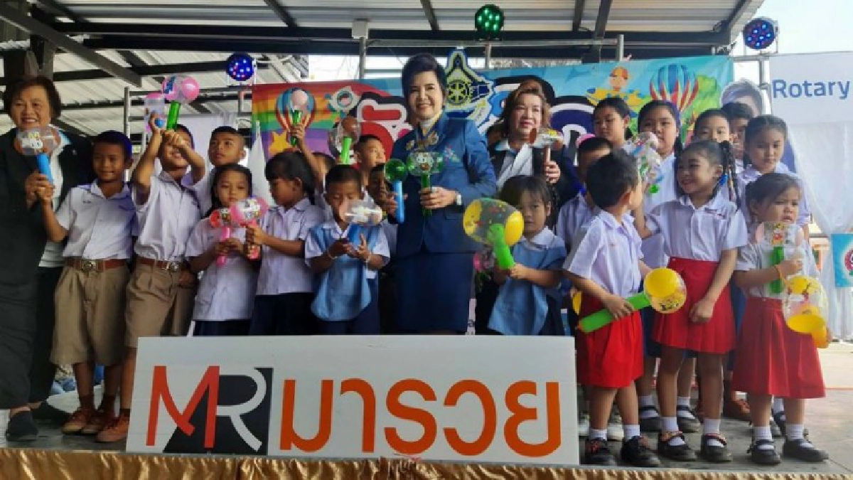โรตารี่ร่วมกับตลาด MRมารวย มอบทุนการศึกษาในวันเด็ก โรตารี่ร่วมกับตลาด MRมารวย มอบทุนการศึกษาในวันเด็ก