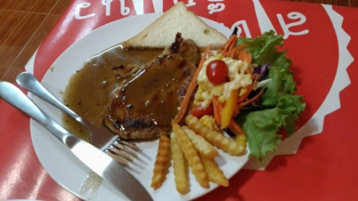 วัยรุ่นสร้างตัว เปิดร้านสเต็กแนวคิดกันเองกับลูกค้า วัยรุ่นสร้างตัว เปิดร้านสเต็กแนวคิดกันเองกับลูกค้า