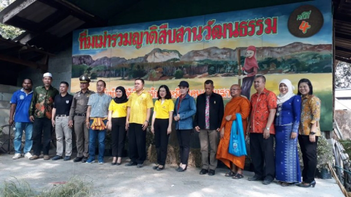 สืบสานวัฒนธรรมท้องถิ่นชาวบ้านร่วมกันทิ่มเม่ารวมญาติ สืบสานวัฒนธรรมท้องถิ่นชาวบ้านร่วมกันทิ่มเม่ารวมญาติ