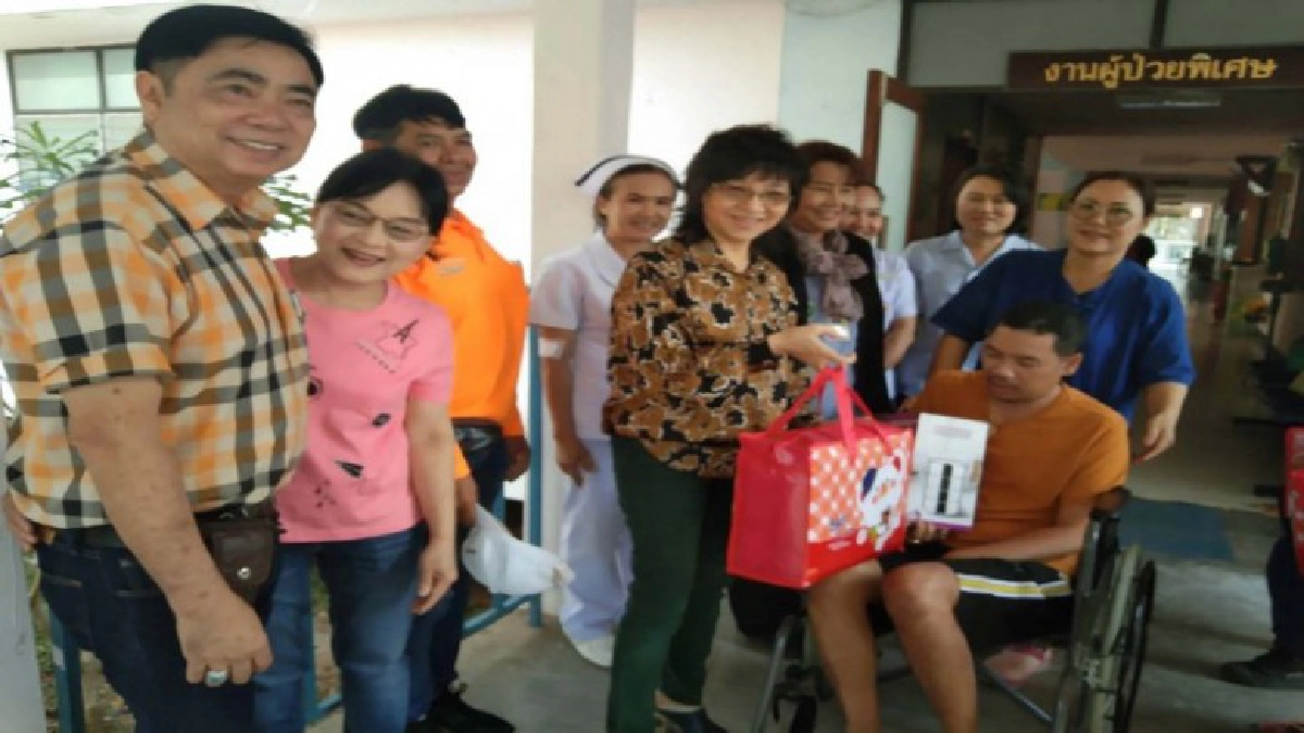 วรศุลี อดีต ส.ส.มอบสิ่งของเครื่องใช้แก่เจ้าหน้าที่และผู้ป่วย วรศุลี อดีต ส.ส.มอบสิ่งของเครื่องใช้แก่เจ้าหน้าที่และผู้ป่วย