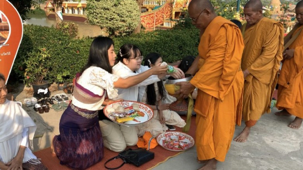 นศ.จีน เยือนชนเผ่าลาว ร่วมทำบุญใส่บาตร นศ.จีน เยือนชนเผ่าลาว ร่วมทำบุญใส่บาตร
