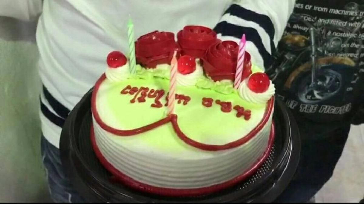 ยกเค้กอวยพรวันเกิด "น้องป๋อง" หน้าโลงศพ ครบ 20 ปี ยกเค้กอวยพรวันเกิด "น้องป๋อง" หน้าโลงศพ ครบ 20 ปี
