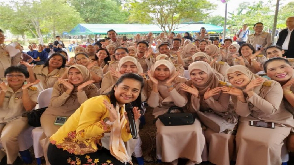 รมช.ศึกษาธิการ กนกวรรณ จัดทัพลุยพื้นที่สามจังหวัดชายแดนใต้ รมช.ศึกษาธิการ กนกวรรณ จัดทัพลุยพื้นที่สามจังหวัดชายแดนใต้
