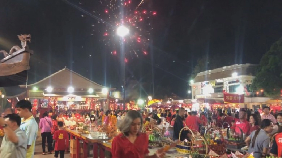 ชาวอุดรเชื้อสายจีนไหว้เจ้าปู่ย่าวันตรุษจีนคึกคักพร้อมแก้ปีชง